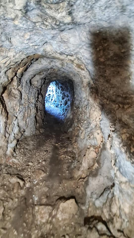 A little tunnel through the rocks